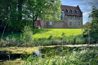 Ein Garten an der Unterkunft Hausboot 