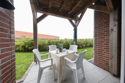 Ein Garten an der Unterkunft Ferienwohnung Lilli Marleen 9-1-3 EG