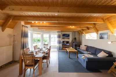 Ein Sitzbereich in der Unterkunft Ferienhaus Edi-Oehmsen 01