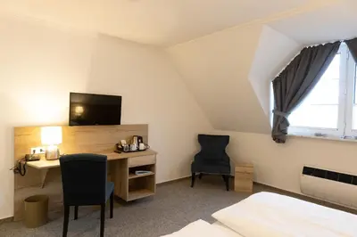Ein Bett oder Betten in einem Zimmer der Unterkunft Cuxlandhotel Doppelzimmer 120