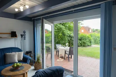Ein Garten an der Unterkunft Ferienhaus Vogelsand 02