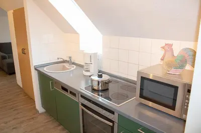 Küche/Küchenzeile in der Unterkunft Ferienwohnung Sieltrift 4-12