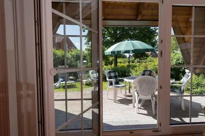 Ein Garten an der Unterkunft Ferienhaus Medemsand 04