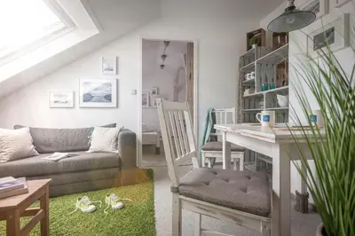 Ein Sitzbereich in der Unterkunft Die Ferienwohnung direkt am Meer