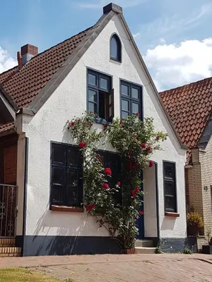 Das Gebäude in dem sich das Ferienhaus befindet