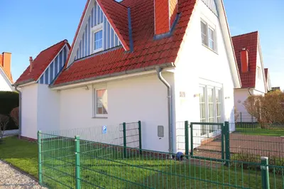 Das Gebäude in dem sich das Ferienhaus befindet