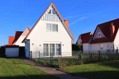 Das Gebäude in dem sich das Ferienhaus befindet