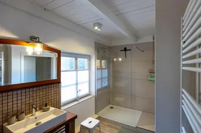 Ein Badezimmer in der Unterkunft Brick House In Secluded Setting