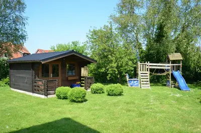 Ein Garten an der Unterkunft Deichgraf Haushälfte