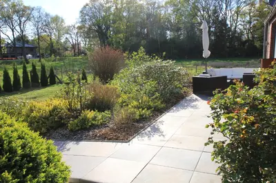 Ein Garten an der Unterkunft Ferienhaus Weideblick