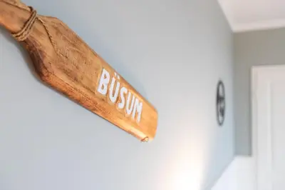 Ein Zertifikat, Auszeichnung, Logo oder anderes Dokument, das in der Unterkunft Top gelegenes Apartment mit Meerblick in der Ferne ausgestellt ist