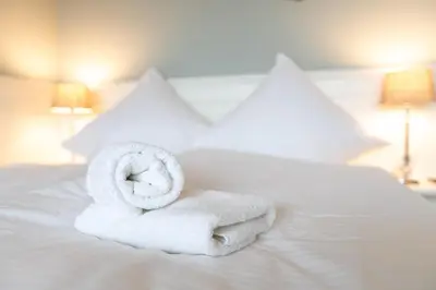 Ein Bett oder Betten in einem Zimmer der Unterkunft Top gelegenes Apartment mit Meerblick in der Ferne