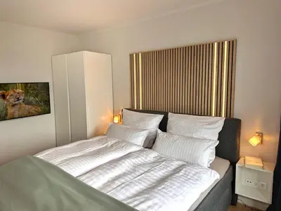 Ein Bett oder Betten in einem Zimmer der Unterkunft Wellen & Wind - Moderne Ferienwohnung mit Meerblick