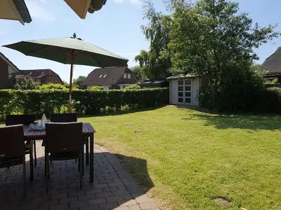 Ein Garten an der Unterkunft Holiday cottage on the dike Comfortable holiday residence
