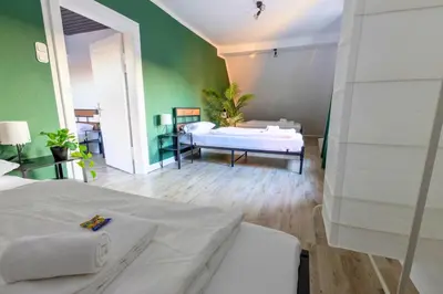 Ein Bett oder Betten in einem Zimmer der Unterkunft SHINYHOMEZ - Familienfreundliche Ferienwohnung in Geestland am Wattenmeer mit Terrasse, Küche und WLAN