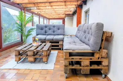 Ein Sitzbereich in der Unterkunft SHINYHOMEZ - Familienfreundliche Ferienwohnung in Geestland am Wattenmeer mit Terrasse, Küche und WLAN