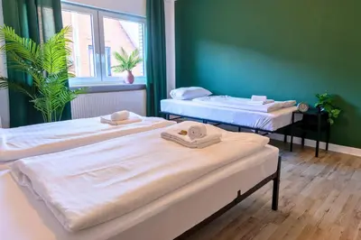 Ein Bett oder Betten in einem Zimmer der Unterkunft SHINYHOMEZ - Familienfreundliche Ferienwohnung in Geestland am Wattenmeer mit Terrasse, Küche und WLAN