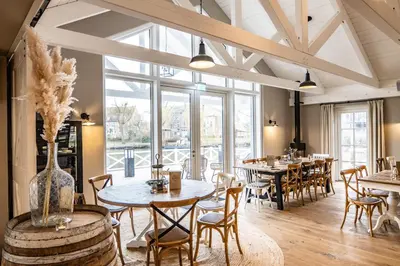 Ein Restaurant oder anderes Speiselokal in der Unterkunft River Loft Hotel