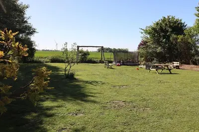 Ein Garten an der Unterkunft Apartmenthaus Wattwurm - Mit beheiztem Schwimmbad