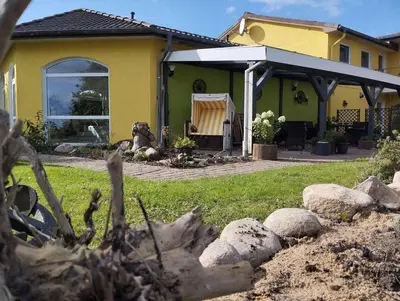 Das Gebäude in dem sich das Ferienhaus befindet