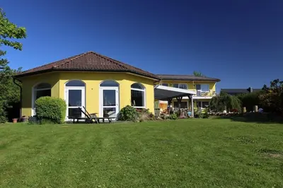 Ein Garten an der Unterkunft Fewo-Seebaer