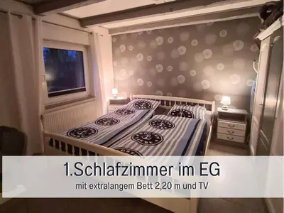 Ein Bett oder Betten in einem Zimmer der Unterkunft Ferienhaus Ankerplatz Ihlienworth - Top bewertet von Hundehaltern - Hunde willkommen, nicht nur geduldet - hoher Zaun -Whirlpoolwanne - Infrarotkabine - familienfreundlich - Wellness - EG barrierefrei