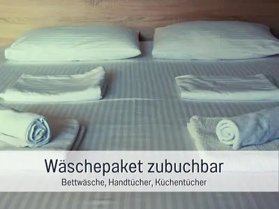 Ein Bett oder Betten in einem Zimmer der Unterkunft Ferienhaus Ankerplatz Ihlienworth - Top bewertet von Hundehaltern - Hunde willkommen, nicht nur geduldet - hoher Zaun -Whirlpoolwanne - Infrarotkabine - familienfreundlich - Wellness - EG barrierefrei