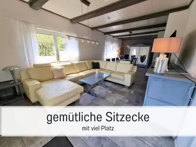 Ein Sitzbereich in der Unterkunft Ferienhaus Odisheim - Hunde herzlich willkommen - hoher Zaun - Terrasse mit Überdachung - familienfreundlich