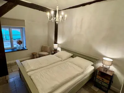Ein Bett oder Betten in einem Zimmer der Unterkunft Oolt Huus No 2 I exklusives Wohnen im denkmalgeschützten Reetdachhaus