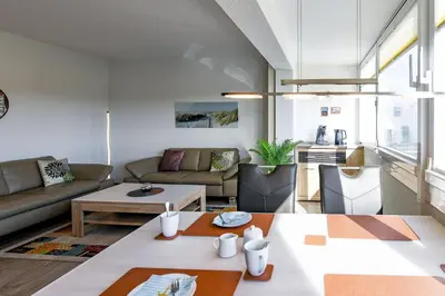 Ein Sitzbereich in der Unterkunft Strandhochhaus SA05
