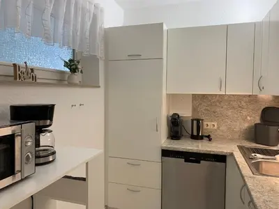 Küche/Küchenzeile in der Unterkunft Strandleev - strandnahe Ferienwohnung inklusive Saisonstrandkorb mit 3 Schlafzimmern in Duhnen