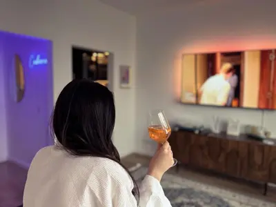 Getränke in der Unterkunft CuxHeaven - modernes Studio-Apartment direkt am Meer mit 65 Zoll TV und Tiefgarage in Duhnen
