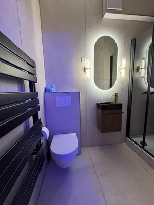 Ein Badezimmer in der Unterkunft CuxHeaven - modernes Studio-Apartment direkt am Meer mit 65 Zoll TV und Tiefgarage in Duhnen