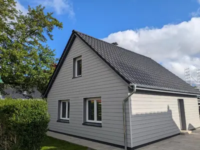 Das Gebäude in dem sich das Ferienhaus befindet