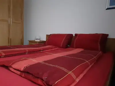 Ein Bett oder Betten in einem Zimmer der Unterkunft Strandnah Ferienwohnung Haus Sonnenstrahl Dorum-Neufeld Hund Terrasse Parkplatz