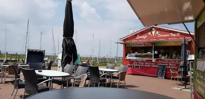 Ein Restaurant oder anderes Speiselokal in der Unterkunft Strandnah Ferienwohnung Haus Sonnenstrahl Dorum-Neufeld Hund Terrasse Parkplatz