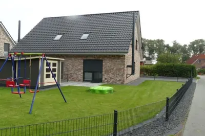 Ein Kinderspielbereich in der Unterkunft 6 Personen Ferienhaus mit zwei Duschen und Toiletten, Sauna, Whirlpool und Kaminofen in Otterndorf