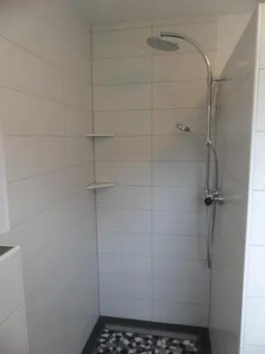 Ein Badezimmer in der Unterkunft 6 Personen Ferienhaus mit zwei Duschen und Toiletten, Sauna, Whirlpool und Kaminofen in Otterndorf