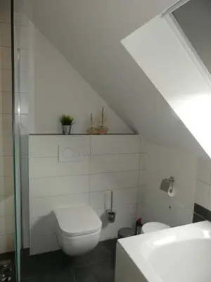 Ein Badezimmer in der Unterkunft 6 Personen Ferienhaus mit zwei Duschen und Toiletten, Sauna, Whirlpool und Kaminofen in Otterndorf