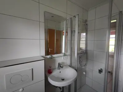 Ein Badezimmer in der Unterkunft 4 Personen Ferienhaus mit Carport in Otterndorf
