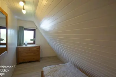 Ein Bett oder Betten in einem Zimmer der Unterkunft 6 Personen Ferienhaus mit 4 Schlafzimmern, Infrarotwaermekabine, mit Blick auf den Weltschiffahrtsweg in Otterndorf