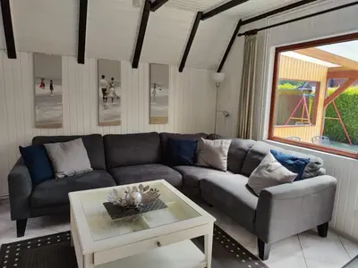 Ein Sitzbereich in der Unterkunft 6 Personen Ferienhaus mit 4 Schlafzimmern, Infrarotwaermekabine, mit Blick auf den Weltschiffahrtsweg in Otterndorf