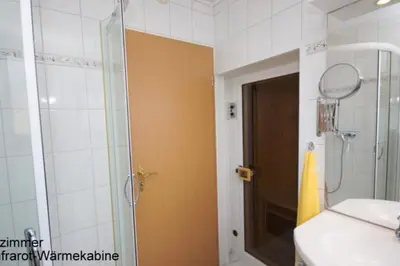 Ein Badezimmer in der Unterkunft 6 Personen Ferienhaus mit 4 Schlafzimmern, Infrarotwaermekabine, mit Blick auf den Weltschiffahrtsweg in Otterndorf