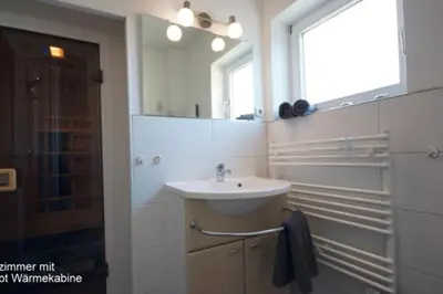 Ein Badezimmer in der Unterkunft 6 Personen Ferienhaus mit 4 Schlafzimmern auf drei Etagen mit Blick auf den Weltschiffahrtsweg in Otterndorf