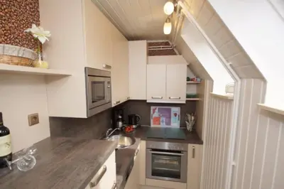 Küche/Küchenzeile in der Unterkunft 6 Personen Ferienhaus mit 4 Schlafzimmern auf drei Etagen mit Blick auf den Weltschiffahrtsweg in Otterndorf