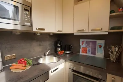 Küche/Küchenzeile in der Unterkunft 6 Personen Ferienhaus mit 4 Schlafzimmern auf drei Etagen mit Blick auf den Weltschiffahrtsweg in Otterndorf