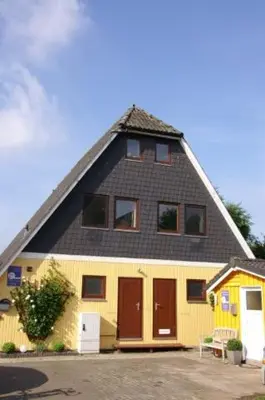 Das Gebäude in dem sich das Ferienhaus befindet