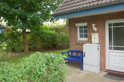 Ein Garten an der Unterkunft 4 Personen Ferienhaus, Garten mit Zaun und Tor
