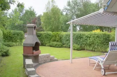 Ein Garten an der Unterkunft 4 Personen Ferienhaus, Garten mit Zaun und Tor