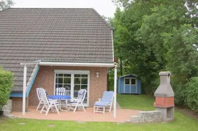 Ein Garten an der Unterkunft 4 Personen Ferienhaus, Garten mit Zaun und Tor